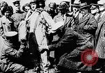 Immagine di Servizio in aria il sergente Bose dimostra paracadutismo presso Campo Mitchel Long Island New York USA, 1930, secondo 16 filmato di repertorio 65675068847