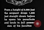 Immagine di Servizio in aria il sergente Bose dimostra paracadutismo presso Campo Mitchel Long Island New York USA, 1930, secondo 19 filmato di repertorio 65675068847