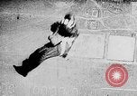 Immagine di Servizio in aria il sergente Bose dimostra paracadutismo presso Campo Mitchel Long Island New York USA, 1930, secondo 26 filmato di repertorio 65675068847