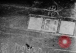 Immagine di Servizio in aria il sergente Bose dimostra paracadutismo presso Campo Mitchel Long Island New York USA, 1930, secondo 27 filmato di repertorio 65675068847