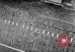 Immagine di Servizio in aria il sergente Bose dimostra paracadutismo presso Campo Mitchel Long Island New York USA, 1930, secondo 29 filmato di repertorio 65675068847