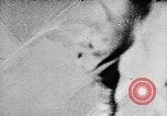 Immagine di Servizio in aria il sergente Bose dimostra paracadutismo presso Campo Mitchel Long Island New York USA, 1930, secondo 35 filmato di repertorio 65675068847