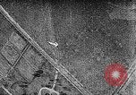 Immagine di Servizio in aria il sergente Bose dimostra paracadutismo presso Campo Mitchel Long Island New York USA, 1930, secondo 44 filmato di repertorio 65675068847
