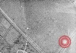 Immagine di Servizio in aria il sergente Bose dimostra paracadutismo presso Campo Mitchel Long Island New York USA, 1930, secondo 46 filmato di repertorio 65675068847