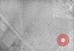 Immagine di Servizio in aria il sergente Bose dimostra paracadutismo presso Campo Mitchel Long Island New York USA, 1930, secondo 47 filmato di repertorio 65675068847