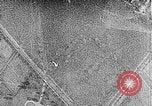 Immagine di Servizio in aria il sergente Bose dimostra paracadutismo presso Campo Mitchel Long Island New York USA, 1930, secondo 48 filmato di repertorio 65675068847