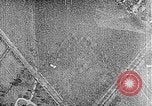 Immagine di Servizio in aria il sergente Bose dimostra paracadutismo presso Campo Mitchel Long Island New York USA, 1930, secondo 50 filmato di repertorio 65675068847