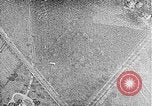 Immagine di Servizio in aria il sergente Bose dimostra paracadutismo presso Campo Mitchel Long Island New York USA, 1930, secondo 51 filmato di repertorio 65675068847