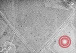 Immagine di Servizio in aria il sergente Bose dimostra paracadutismo presso Campo Mitchel Long Island New York USA, 1930, secondo 52 filmato di repertorio 65675068847