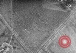 Immagine di Servizio in aria il sergente Bose dimostra paracadutismo presso Campo Mitchel Long Island New York USA, 1930, secondo 53 filmato di repertorio 65675068847