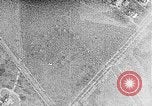 Immagine di Servizio in aria il sergente Bose dimostra paracadutismo presso Campo Mitchel Long Island New York USA, 1930, secondo 54 filmato di repertorio 65675068847