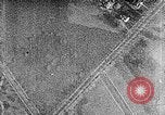 Immagine di Servizio in aria il sergente Bose dimostra paracadutismo presso Campo Mitchel Long Island New York USA, 1930, secondo 58 filmato di repertorio 65675068847