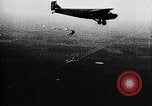 Immagine di Parachutist jump Illinois United States USA, 1930, secondo 37 filmato di repertorio 65675068848