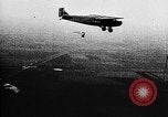 Immagine di Parachutist jump Illinois United States USA, 1930, secondo 42 filmato di repertorio 65675068848