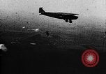 Immagine di Parachutist jump Illinois United States USA, 1930, secondo 43 filmato di repertorio 65675068848