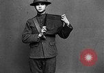 Immagine di istruzioni per la maschera gas United States USA, 1918, secondo 20 filmato di repertorio 65675068863
