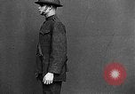 Immagine di istruzioni per la maschera gas United States USA, 1918, secondo 24 filmato di repertorio 65675068863