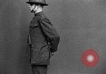 Immagine di istruzioni per la maschera gas United States USA, 1918, secondo 26 filmato di repertorio 65675068863