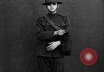 Immagine di istruzioni per la maschera gas United States USA, 1918, secondo 53 filmato di repertorio 65675068863