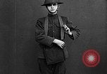 Immagine di istruzioni per la maschera gas United States USA, 1918, secondo 57 filmato di repertorio 65675068863