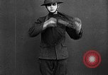 Immagine di istruzioni per la maschera gas United States USA, 1918, secondo 58 filmato di repertorio 65675068863