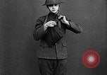 Immagine di istruzioni per la maschera gas United States USA, 1918, secondo 59 filmato di repertorio 65675068863