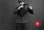 Immagine di istruzioni per la maschera gas United States USA, 1918, secondo 60 filmato di repertorio 65675068863
