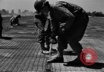Image airborne ingénieurs France, 1944, de la seconde 21 séquences d'archives historiques vidéo 65675068870