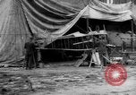 Standbild Männer an der Arbeit Frankreich, 1918, aus Sekunde 29 historischem Filmmaterial Videoclip 65675068930