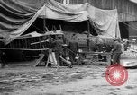 Standbild Männer an der Arbeit Frankreich, 1918, aus Sekunde 35 historischem Filmmaterial Videoclip 65675068930