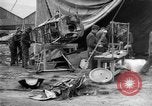 Standbild Männer an der Arbeit Frankreich, 1918, aus Sekunde 47 historischem Filmmaterial Videoclip 65675068930