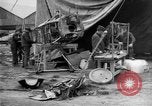 Standbild Männer an der Arbeit Frankreich, 1918, aus Sekunde 53 historischem Filmmaterial Videoclip 65675068930