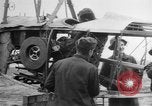 Standbild Männer an der Arbeit Frankreich, 1918, aus Sekunde 61 historischem Filmmaterial Videoclip 65675068930
