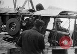 Standbild Männer an der Arbeit Frankreich, 1918, aus Sekunde 62 historischem Filmmaterial Videoclip 65675068930