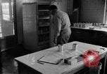 Immagine di Irradiazione degli alimenti Lemont Illinois USA, 1956, secondo 23 filmato di repertorio 65675069053