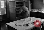 Immagine di Irradiazione degli alimenti Lemont Illinois USA, 1956, secondo 24 filmato di repertorio 65675069053
