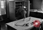 Immagine di Irradiazione degli alimenti Lemont Illinois USA, 1956, secondo 25 filmato di repertorio 65675069053