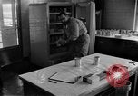 Immagine di Irradiazione degli alimenti Lemont Illinois USA, 1956, secondo 26 filmato di repertorio 65675069053