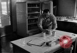 Immagine di Irradiazione degli alimenti Lemont Illinois USA, 1956, secondo 27 filmato di repertorio 65675069053