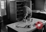 Immagine di Irradiazione degli alimenti Lemont Illinois USA, 1956, secondo 28 filmato di repertorio 65675069053
