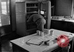 Immagine di Irradiazione degli alimenti Lemont Illinois USA, 1956, secondo 29 filmato di repertorio 65675069053