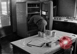 Immagine di Irradiazione degli alimenti Lemont Illinois USA, 1956, secondo 30 filmato di repertorio 65675069053
