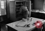 Immagine di Irradiazione degli alimenti Lemont Illinois USA, 1956, secondo 31 filmato di repertorio 65675069053
