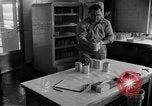 Immagine di Irradiazione degli alimenti Lemont Illinois USA, 1956, secondo 32 filmato di repertorio 65675069053