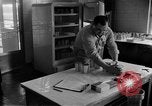 Immagine di Irradiazione degli alimenti Lemont Illinois USA, 1956, secondo 33 filmato di repertorio 65675069053