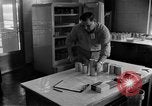 Immagine di Irradiazione degli alimenti Lemont Illinois USA, 1956, secondo 34 filmato di repertorio 65675069053