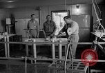 Immagine di Irradiazione degli alimenti Lemont Illinois USA, 1956, secondo 40 filmato di repertorio 65675069053