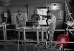 Immagine di Irradiazione degli alimenti Lemont Illinois USA, 1956, secondo 42 filmato di repertorio 65675069053