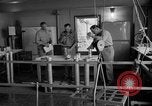 Immagine di Irradiazione degli alimenti Lemont Illinois USA, 1956, secondo 43 filmato di repertorio 65675069053