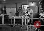 Immagine di Irradiazione degli alimenti Lemont Illinois USA, 1956, secondo 49 filmato di repertorio 65675069053